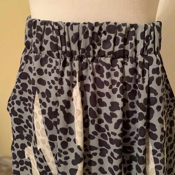CABI Gray and Cream Chiffon Skirt Size Small - Picture 2 of 6